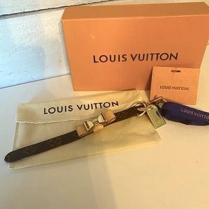 LV pet collar